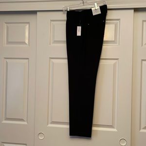 NWT Roz and Ali sits high on the waist and comfortable through the hip and thigh